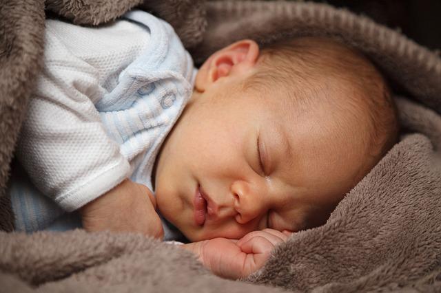 夜勤明けで寝て起きたら、見たことない赤ちゃんがリビングで寝てる。→警察には通報済みですが1時間たってもまだ来ない…